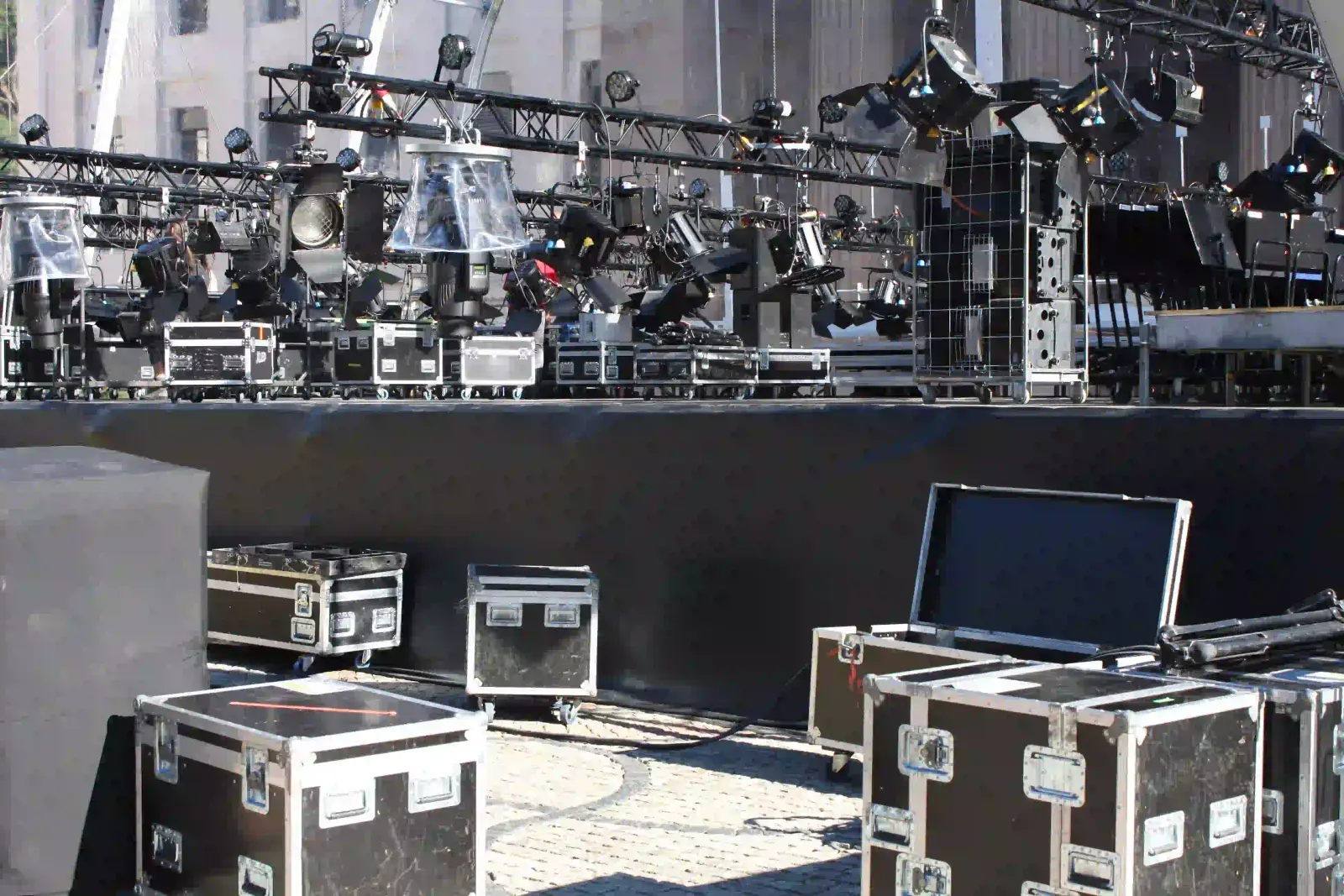 Alquiler vs. Instalación Fija de Sonido: ¿Qué Necesita tu Negocio?